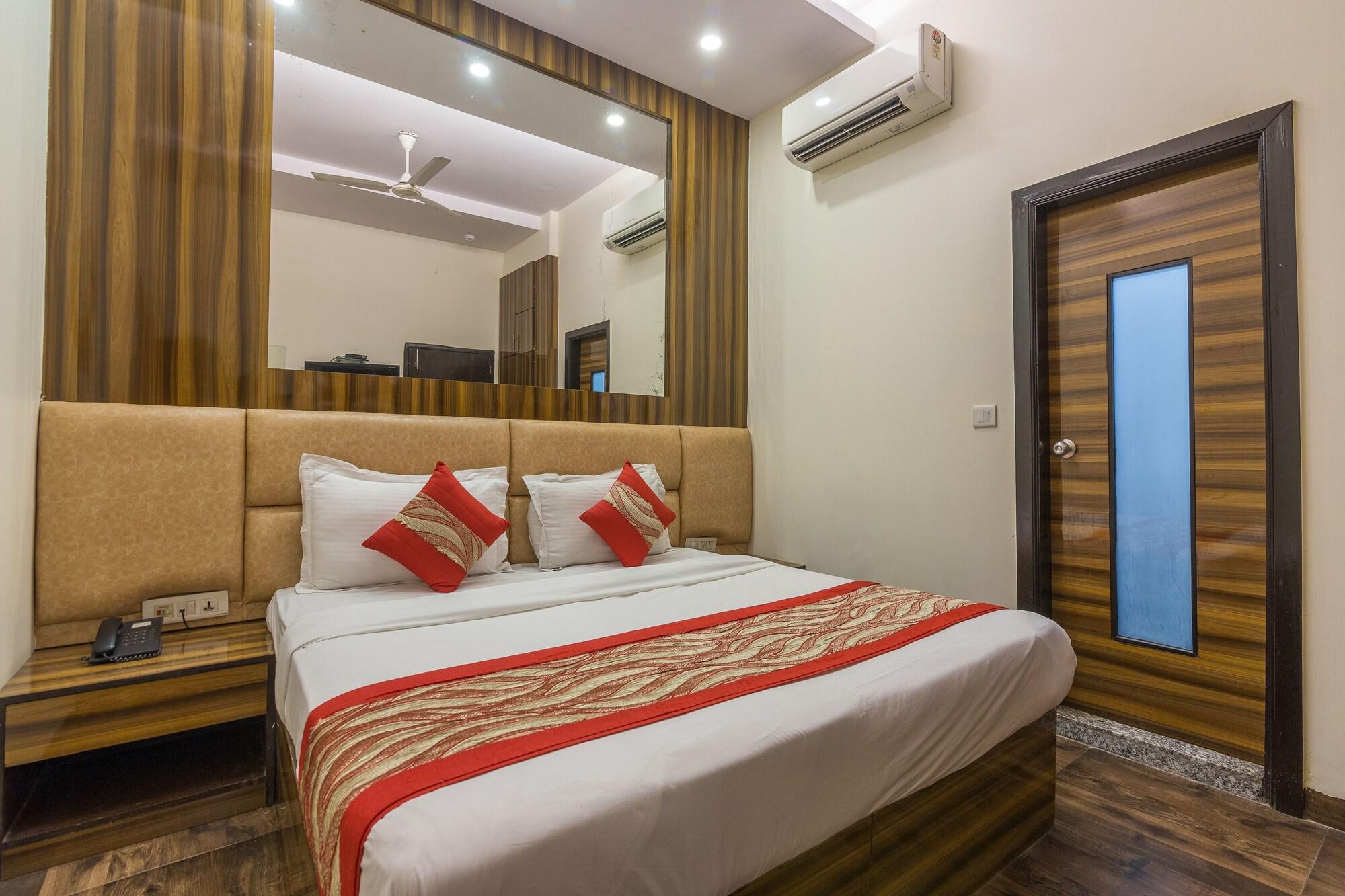 Rupam Hotel Delhi  Buitenkant foto