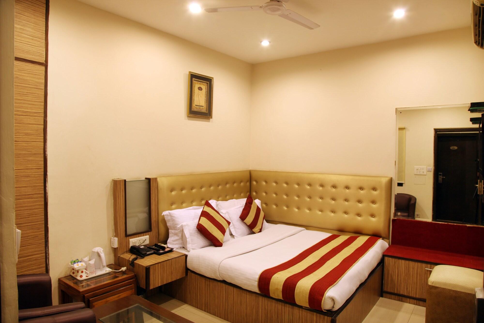 Rupam Hotel Delhi  Buitenkant foto