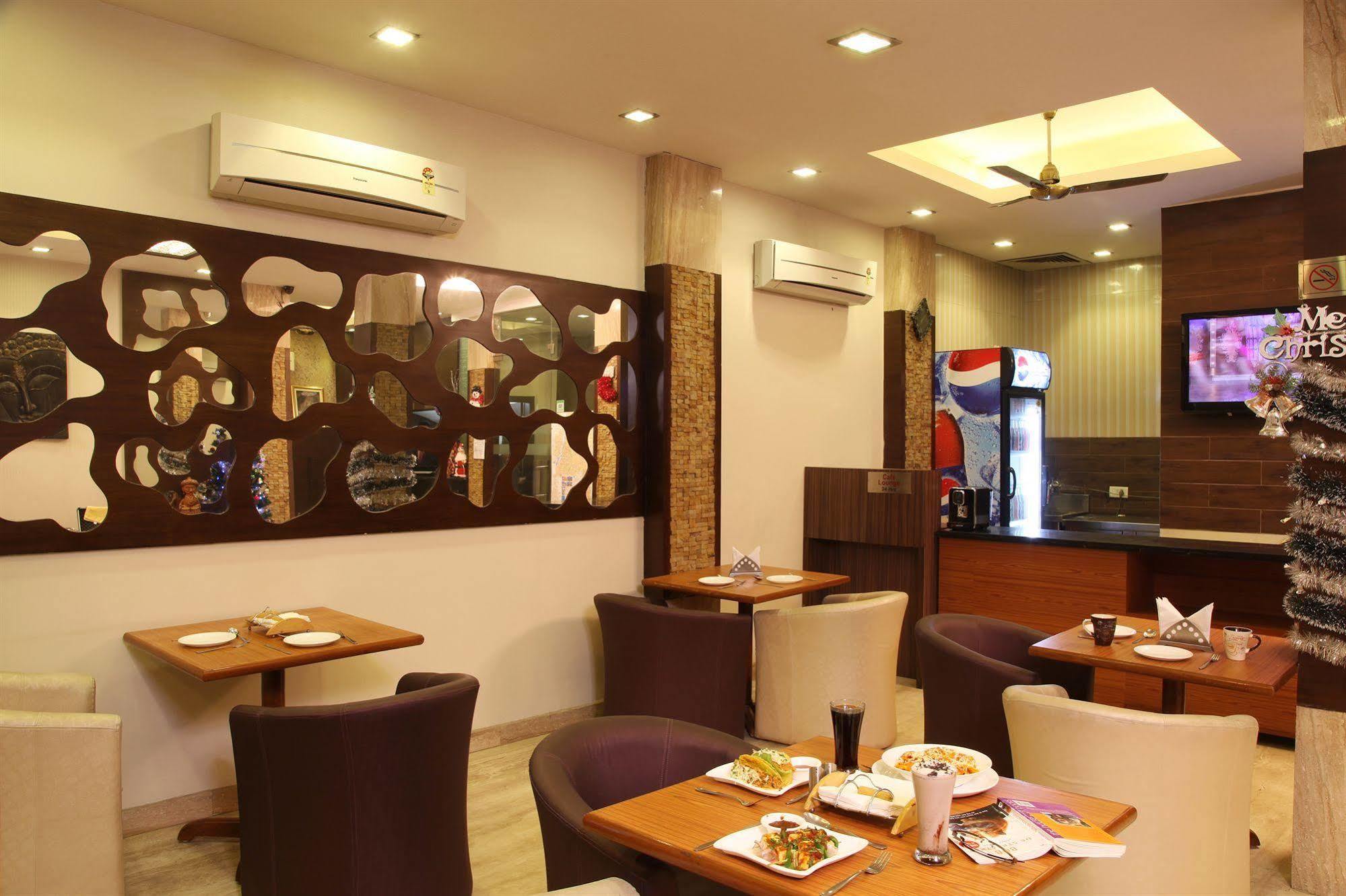 Rupam Hotel Delhi  Buitenkant foto
