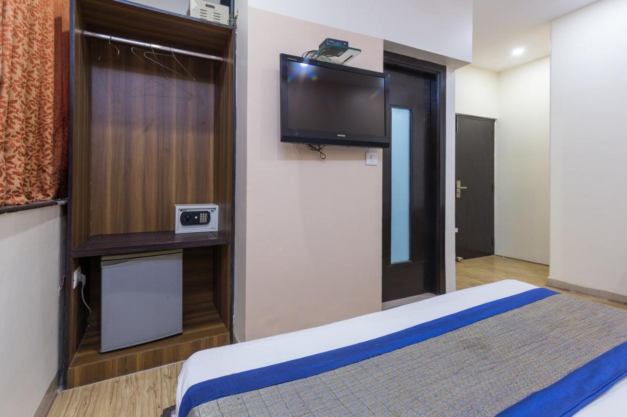 Rupam Hotel Delhi  Buitenkant foto